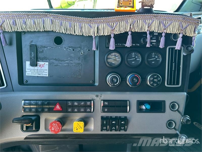 Freightliner Cascadia 126 T/A Sleeper Truck Tractor Vetopöytäautot