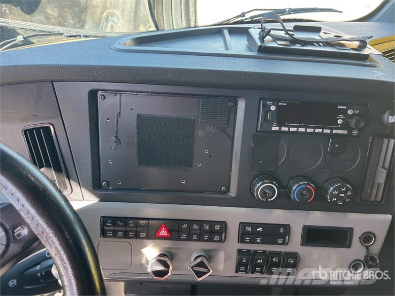 Freightliner Cascadia 126 6x4 T/A Sleeper Truck Tractor Sattelzugmaschinen