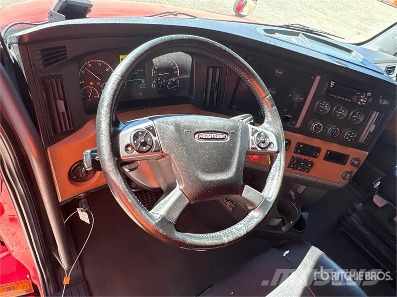 Freightliner Cascadia 126 6x4 T/A Sleeper Truck Tractor وحدات الجر