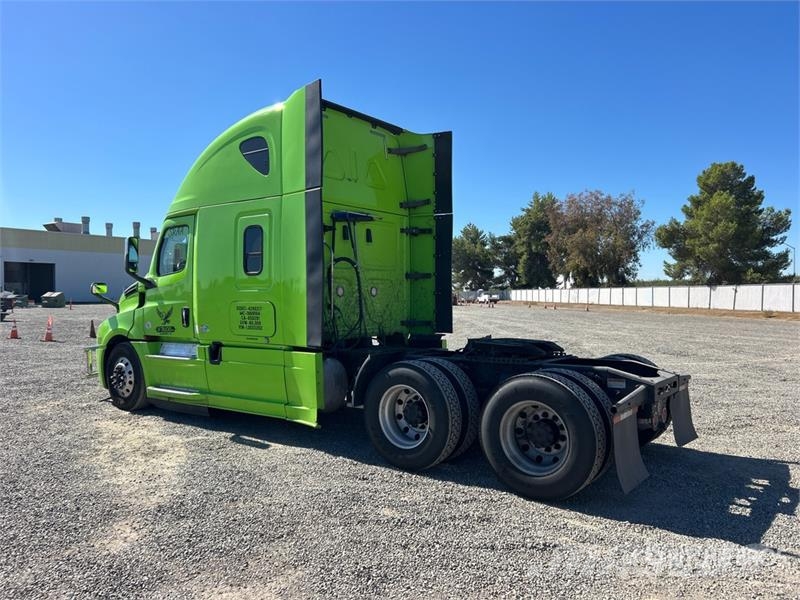 Freightliner Cascadia 126 T/A Sleeper Truck Tractor Vetopöytäautot