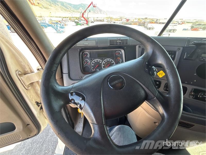 Freightliner Cascadia 125 6x4 T/A Sleeper Truck Tractor Тягачі