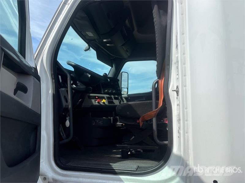 Freightliner Cascadia 126 6x4 T/A Sleeper Truck Tractor Vilcēji