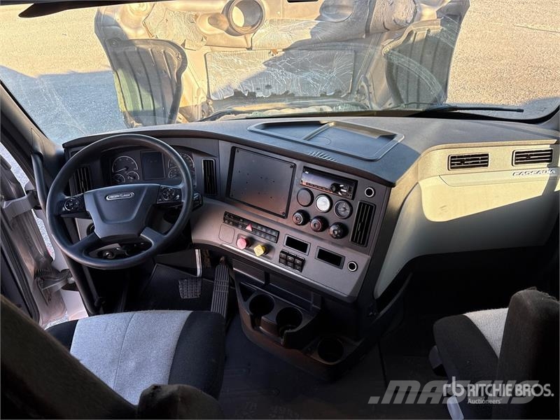 Freightliner Cascadia 126 T/A Sleeper Truck Tractor Tegljači