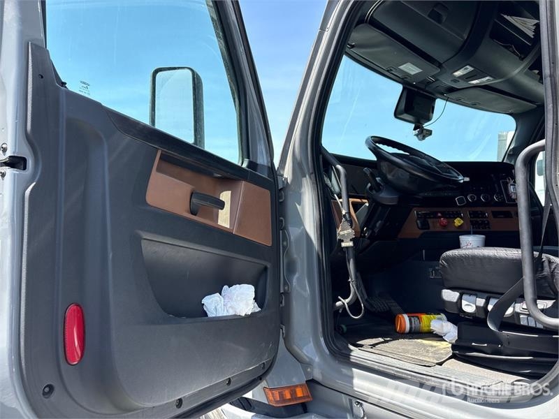 Freightliner Cascadia 126 6x4 T/A Sleeper Truck Tractor Vilcēji