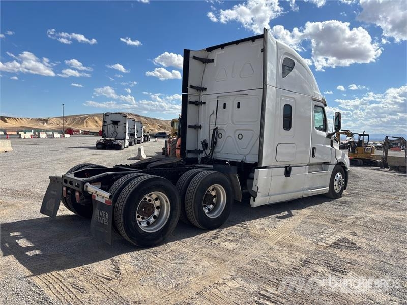 Freightliner Cascadia 126 6x4 T/A Sleeper Truck Tractor Тягачі