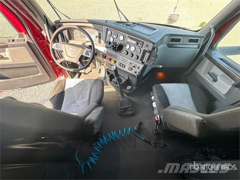 Freightliner Cascadia 126 6x4 T/A Sleeper Truck Tractor Vilcēji