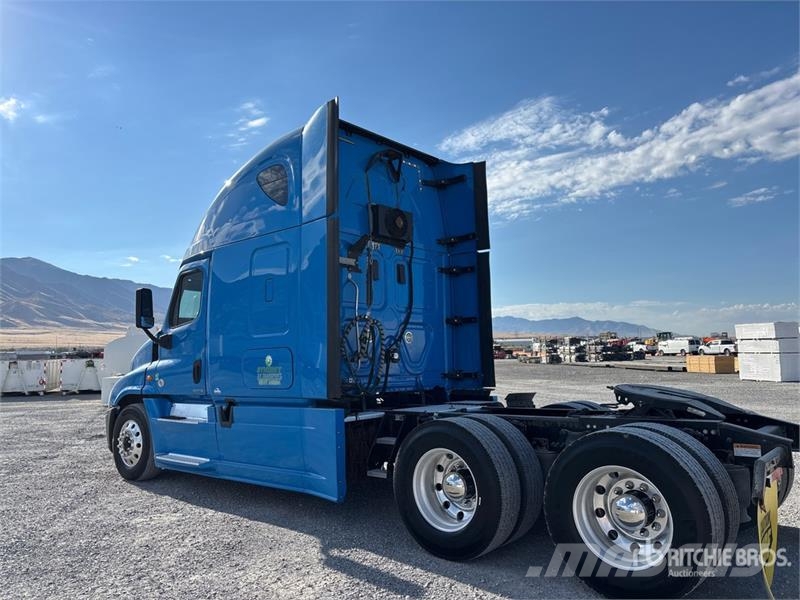 Freightliner Cascadia 125 6x4 T/A Sleeper Truck Tractor وحدات الجر