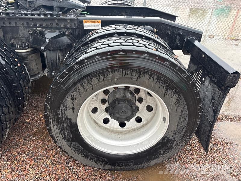 Freightliner Cascadia 126 6x4 T/A Sleeper Truck Tractor Tractor Units