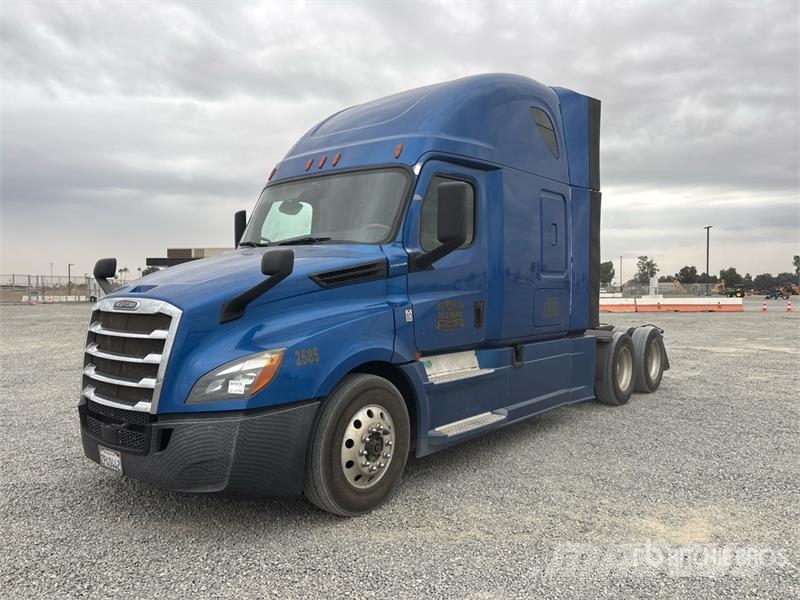 Freightliner Cascadia 126 6x4 T/A Sleeper Truck Tractor 中古トラクターヘッド | トレーラーヘッド