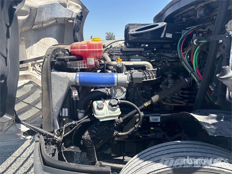 Freightliner Cascadia 126 6x4 T/A Sleeper Truck Tractor Тягачі