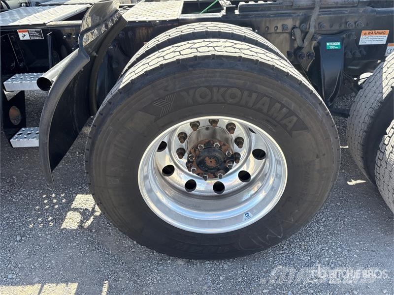 Freightliner Cascadia 126 6x4 T/A Sleeper Truck Tractor Vilcēji