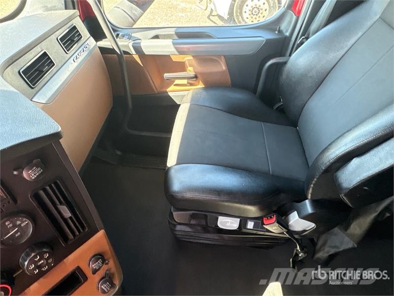 Freightliner Cascadia 126 6x4 T/A Sleeper Truck Tractor وحدات الجر