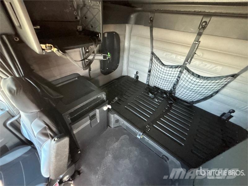 Freightliner Cascadia 126 6x4 T/A Sleeper Truck Tractor Седельные тягачи