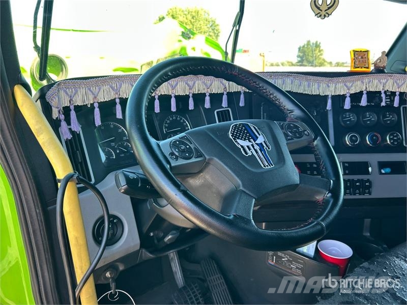Freightliner Cascadia 126 T/A Sleeper Truck Tractor Vetopöytäautot