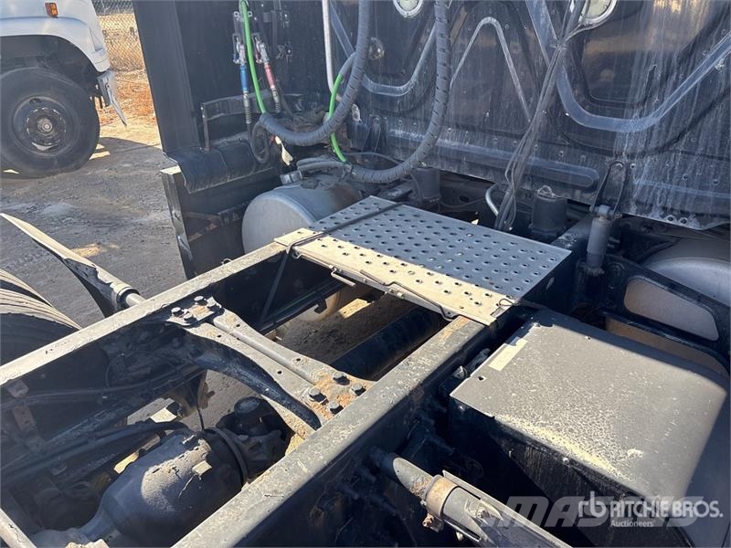 Freightliner Cascadia 126 6x4 T/A Sleeper Truck Tractor Sattelzugmaschinen