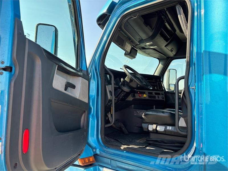 Freightliner Cascadia 126 6x4 T/A Sleeper Truck Tractor Тягачі