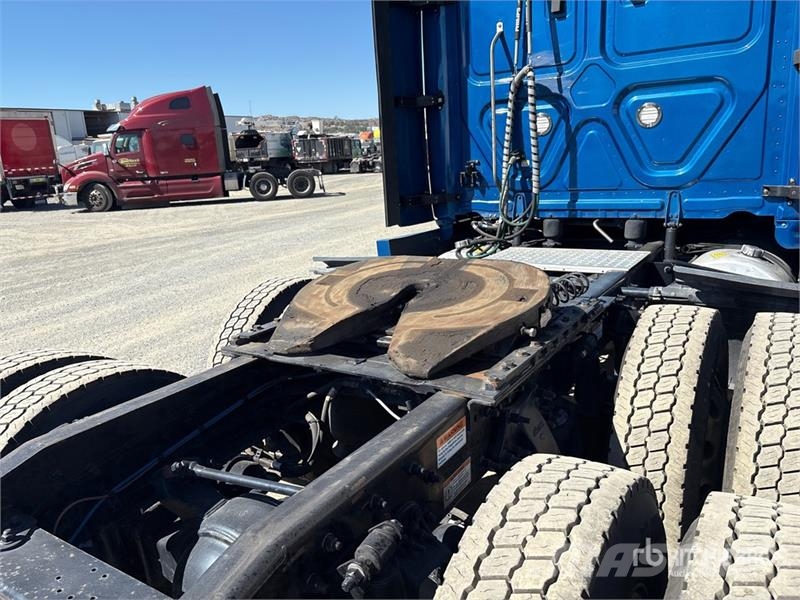 Freightliner Cascadia 126 6x4 T/A Sleeper Truck Tractor Naudoti vilkikai