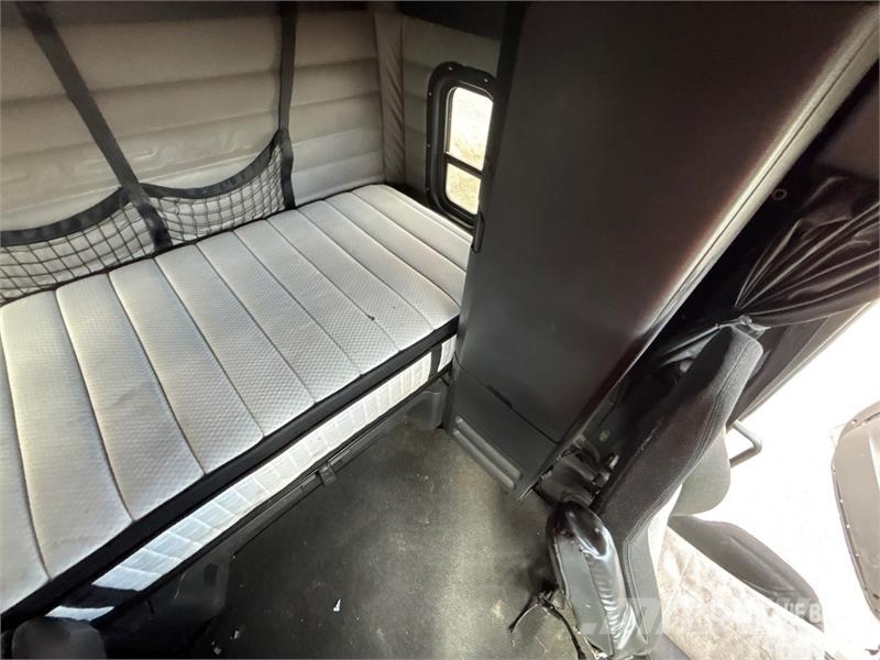 Freightliner Cascadia 126 6x4 T/A Sleeper Truck Tractor Sattelzugmaschinen