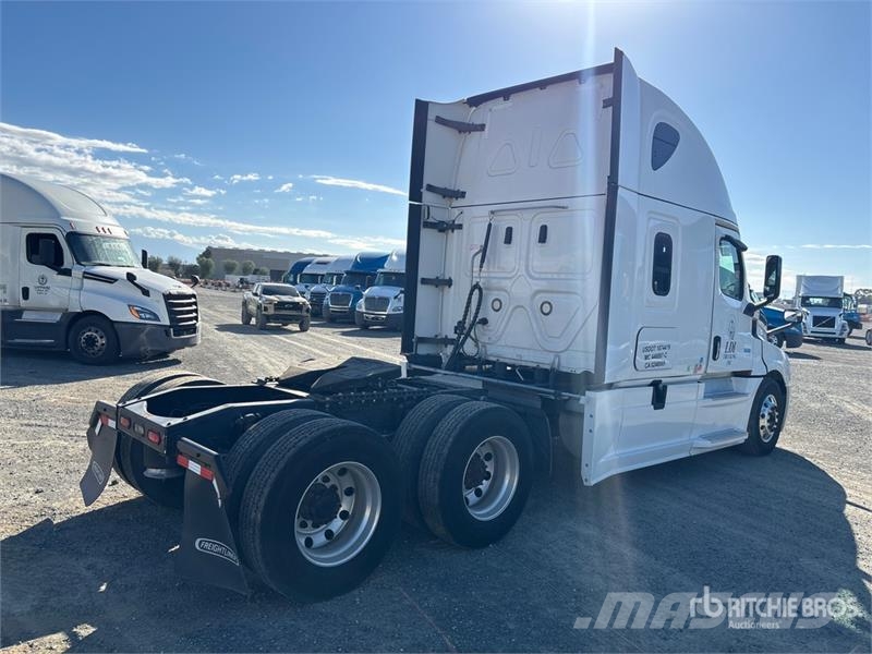 Freightliner Cascadia 126 6x4 T/A Sleeper Truck Tractor Седельные тягачи