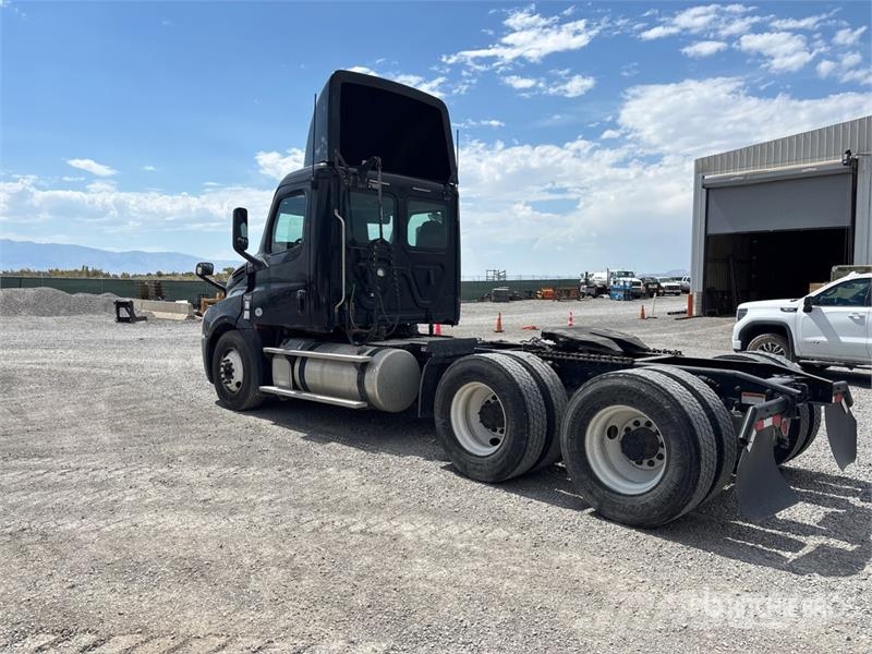 Freightliner Cascadia 6x4 T/A Day Cab Truck Tractor Tegljači