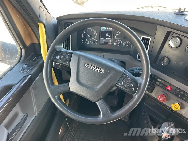 Freightliner Cascadia 126 6x4 T/A Sleeper Truck Tractor Sattelzugmaschinen