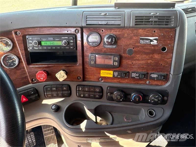 Freightliner Cascadia 125 6x4 T/A Sleeper Truck Tractor Vlačilci