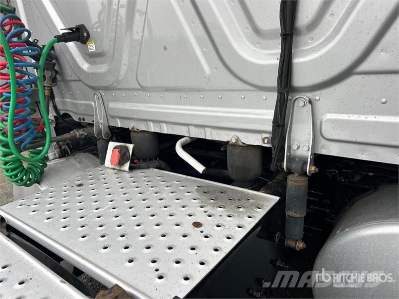 Freightliner Cascadia 126 6x4 T/A Sleeper Truck Tractor Cabezas tractoras