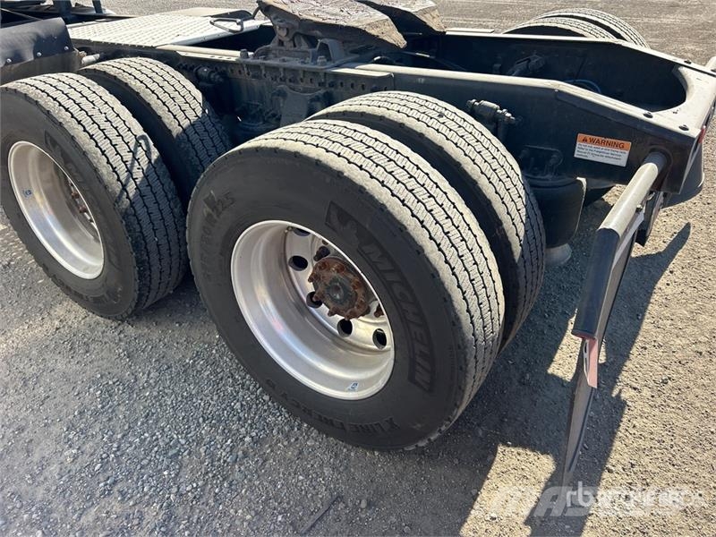 Freightliner Cascadia 126 6x4 T/A Sleeper Truck Tractor Sattelzugmaschinen