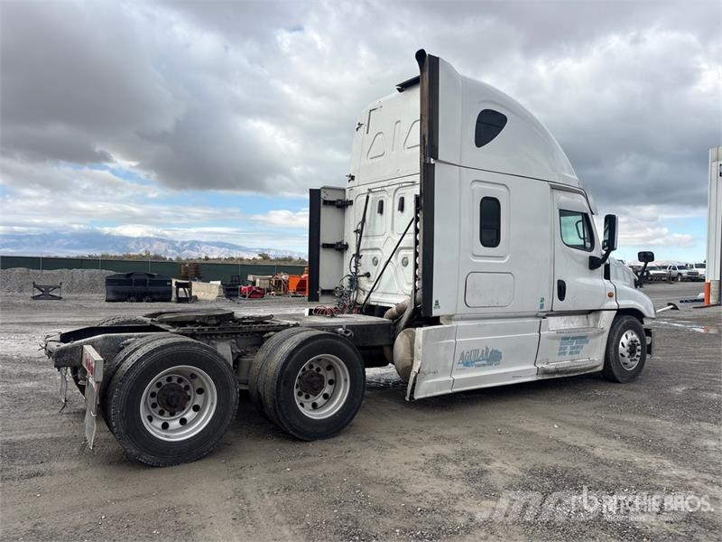 Freightliner Cascadia 125 6x4 T/A Sleeper Truck Tractor Тягачі