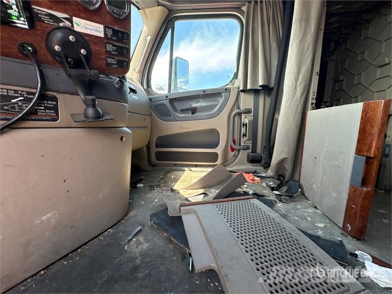 Freightliner Cascadia 125 6x4 T/A Sleeper Truck Tractor (Inoper 트랙터 유닛