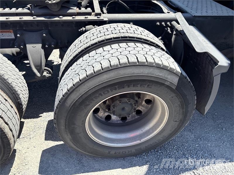 Freightliner Cascadia 126 6x4 T/A Sleeper Truck Tractor Tegljači