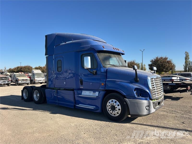 Freightliner Cascadia 125 6x4 T/A Sleeper Truck Tractor (Inoper Тягачі