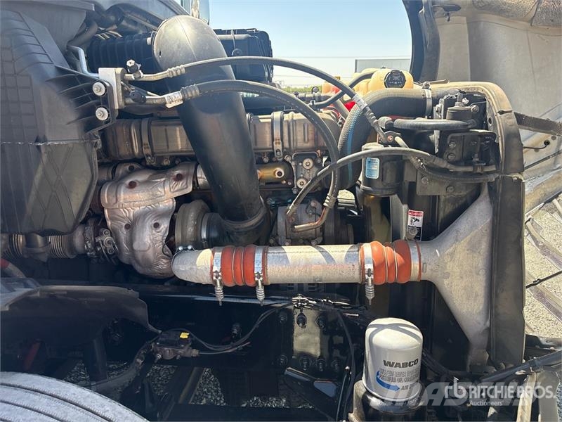 Freightliner Cascadia 126 6x4 T/A Sleeper Truck Tractor Тягачі