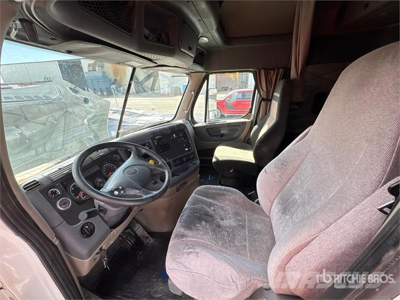Freightliner Cascadia 125 6x2 T/A Sleeper Truck Tractor Vlačilci