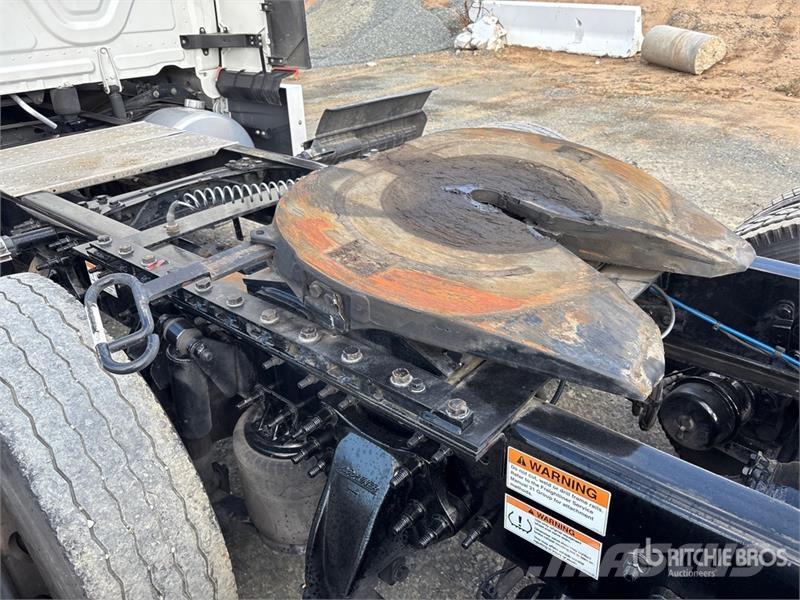 Freightliner Cascadia 126 6x4 T/A Sleeper Truck Tractor Tractor Units