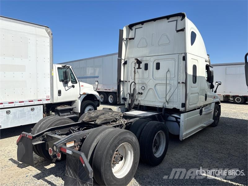 Freightliner Cascadia 125 6x4 T/A Sleeper Truck Tractor Tegljači