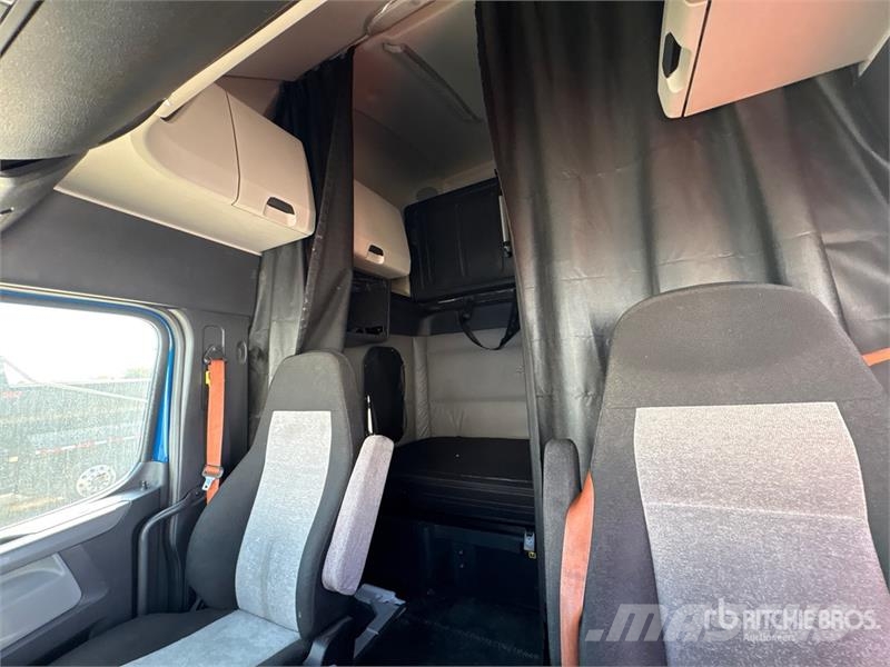 Freightliner Cascadia 126 6x2 T/A Sleeper Truck Tractor Vlačilci
