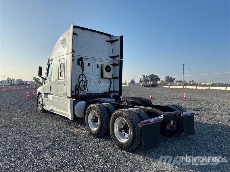 Freightliner Cascadia 126 6x4 T/A Sleeper Truck Tractor Vilcēji