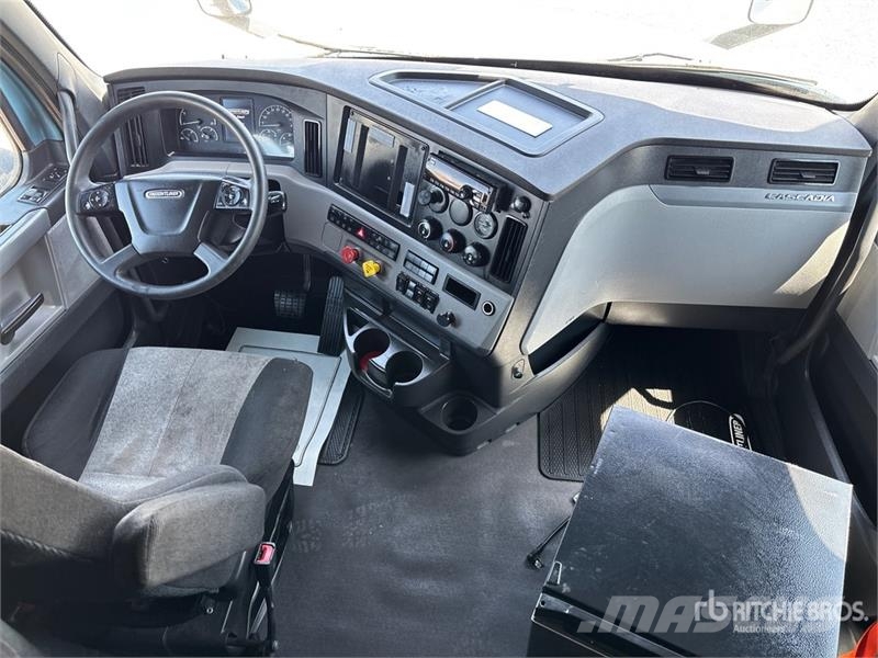 Freightliner Cascadia 126 6x4 T/A Sleeper Truck Tractor 트랙터 유닛