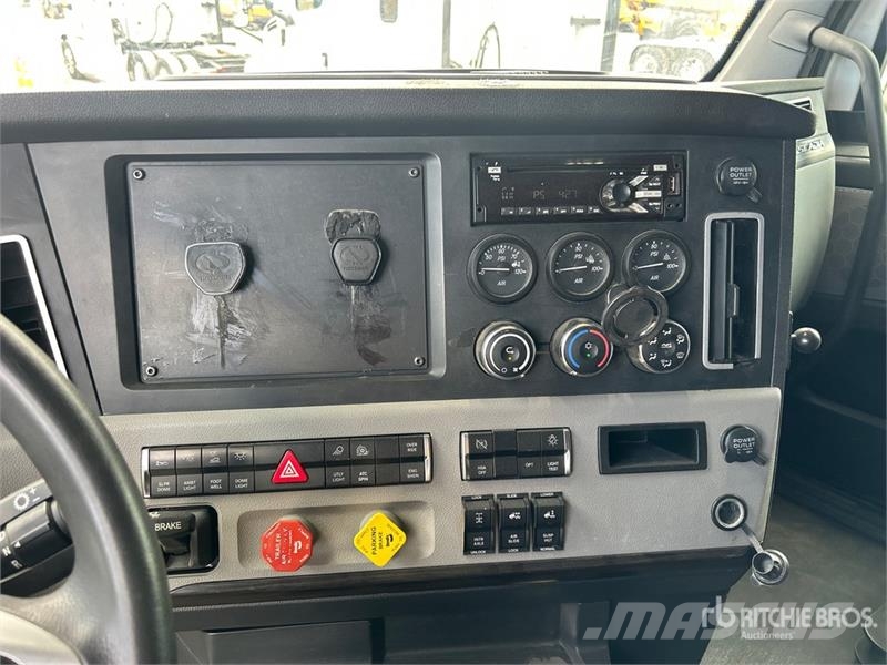 Freightliner Cascadia 126 6x4 T/A Sleeper Truck Tractor Τράκτορες