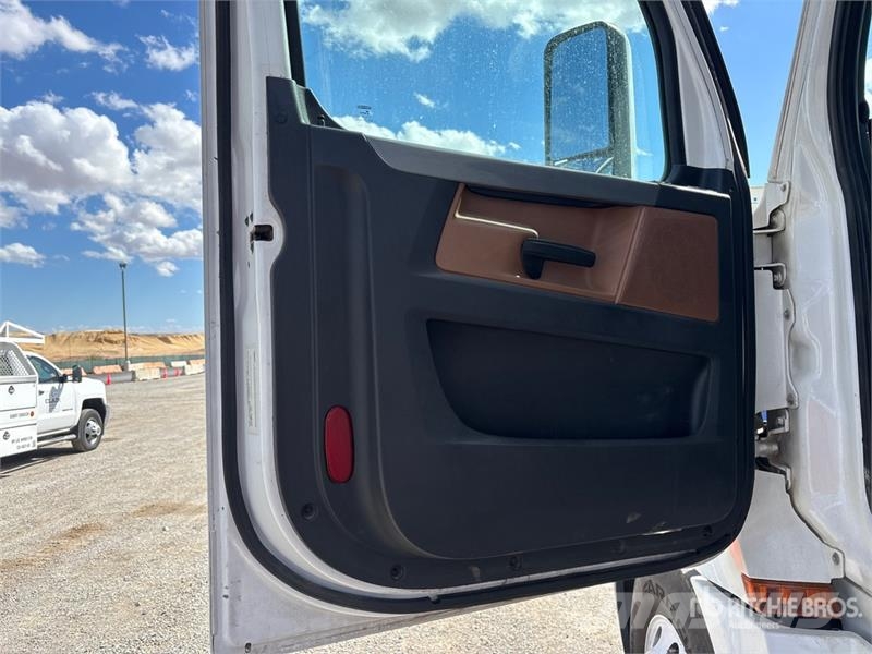 Freightliner Cascadia 126 6x4 T/A Sleeper Truck Tractor Тягачі
