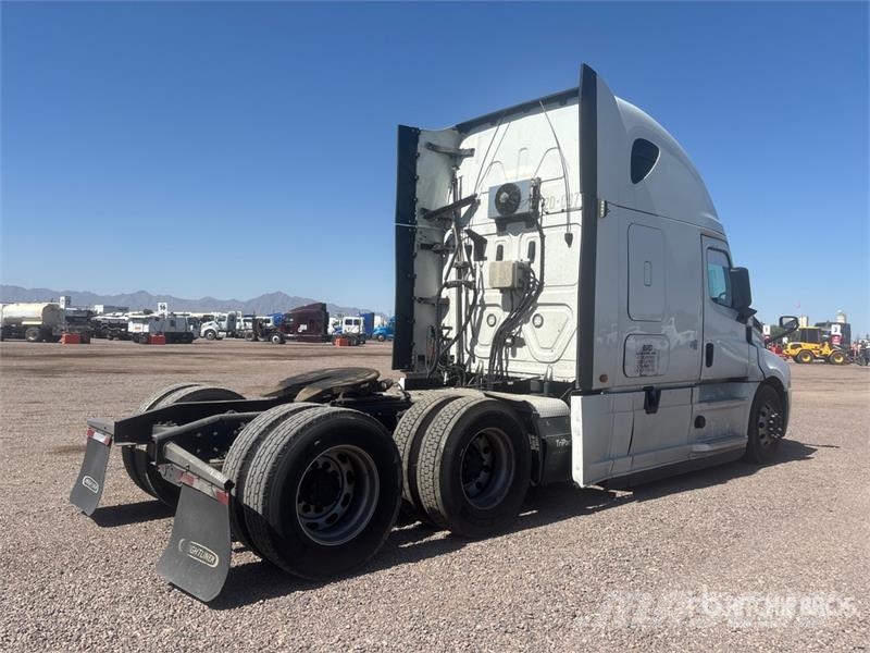 Freightliner Cascadia 126 6x4 T/A Sleeper Truck Tractor (Inoper 曳引機組件