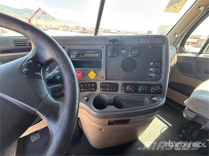 Freightliner Cascadia 125 6x4 T/A Sleeper Truck Tractor Тягачі