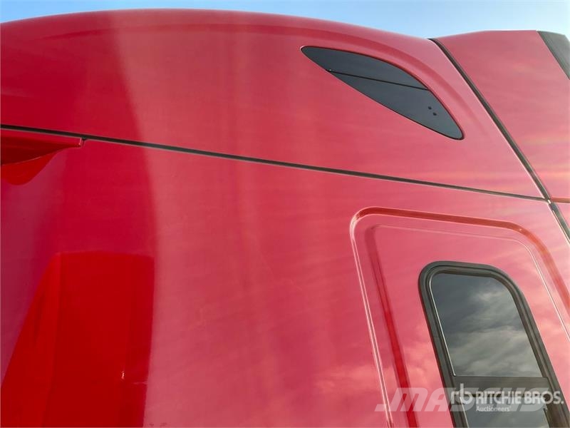Freightliner Cascadia 126 T/A Sleeper Truck Tractor Tractor Units
