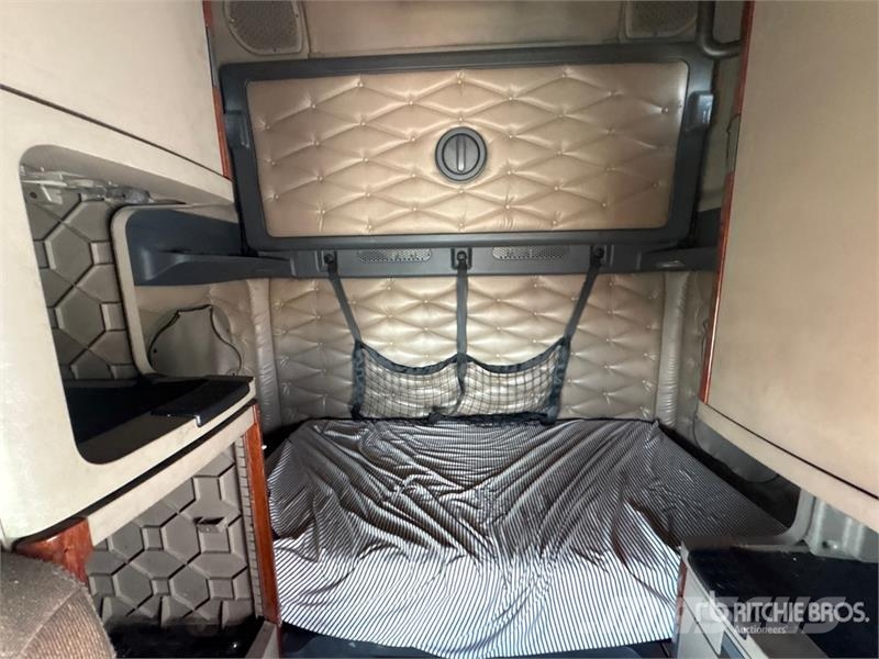 Freightliner Cascadia 125 6x4 T/A Sleeper Truck Tractor Тягачі