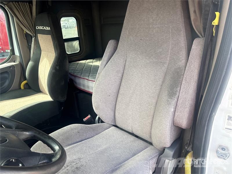Freightliner Cascadia 125 6x2 T/A Sleeper Truck Tractor Седельные тягачи