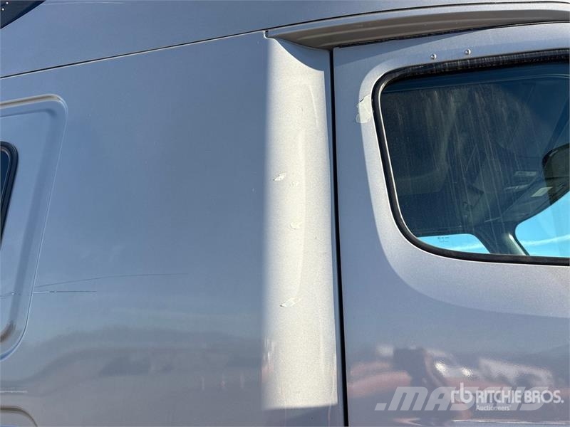 Freightliner Cascadia 126 T/A Sleeper Truck Tractor Tegljači