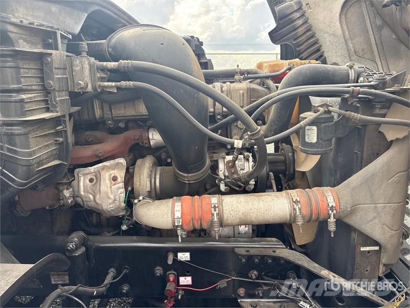 Freightliner Cascadia 125 6x4 T/A Sleeper Truck Tractor Vilcēji