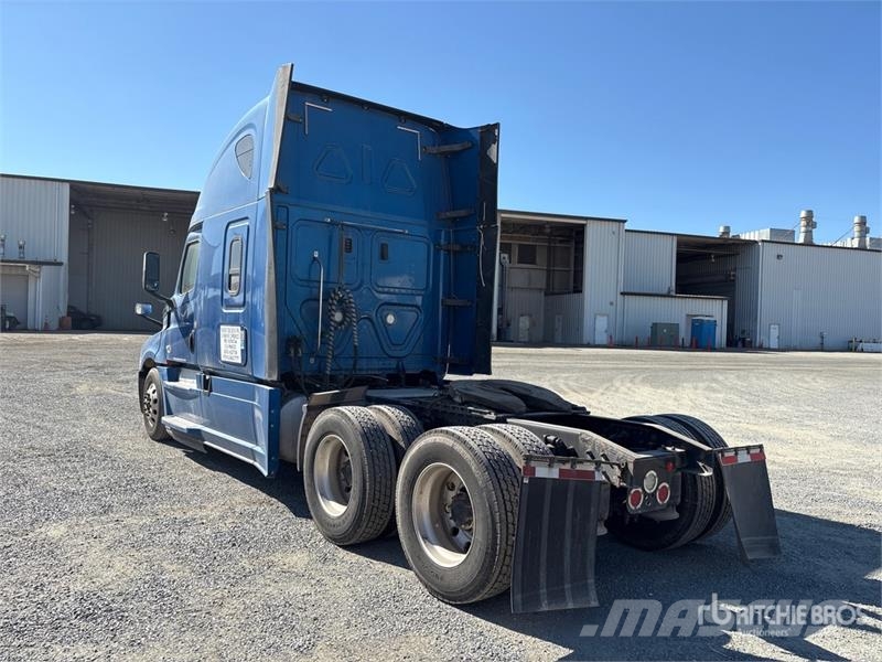 Freightliner Cascadia 126 6x2 T/A Sleeper Truck Tractor Vlačilci
