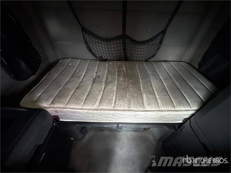 Freightliner Cascadia 126 6x4 T/A Sleeper Truck Tractor Тягачі